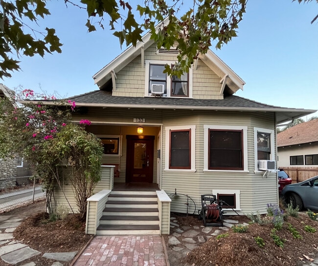 Building Photo - 133 E Ave 42