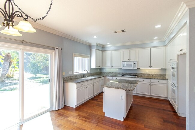 Photo - Spacious 6 Bedroom Home With Huge Backyard!