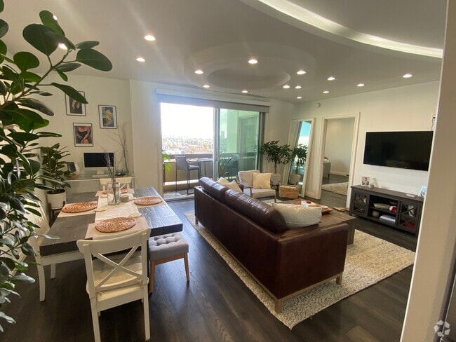 Building Photo - 321 S San Vicente Blvd Unit 905 Rental