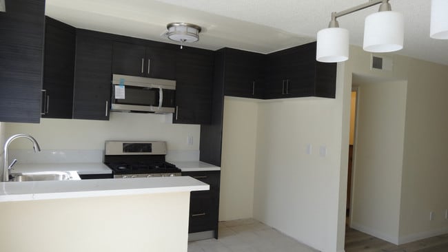 Building Photo - 518 Oak St Unit 518 Oak St. Unt 10