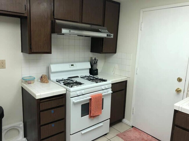 Photo - 927 W College St