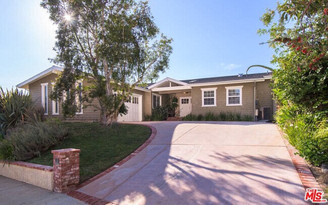 Photo - 843 Enchanted Way