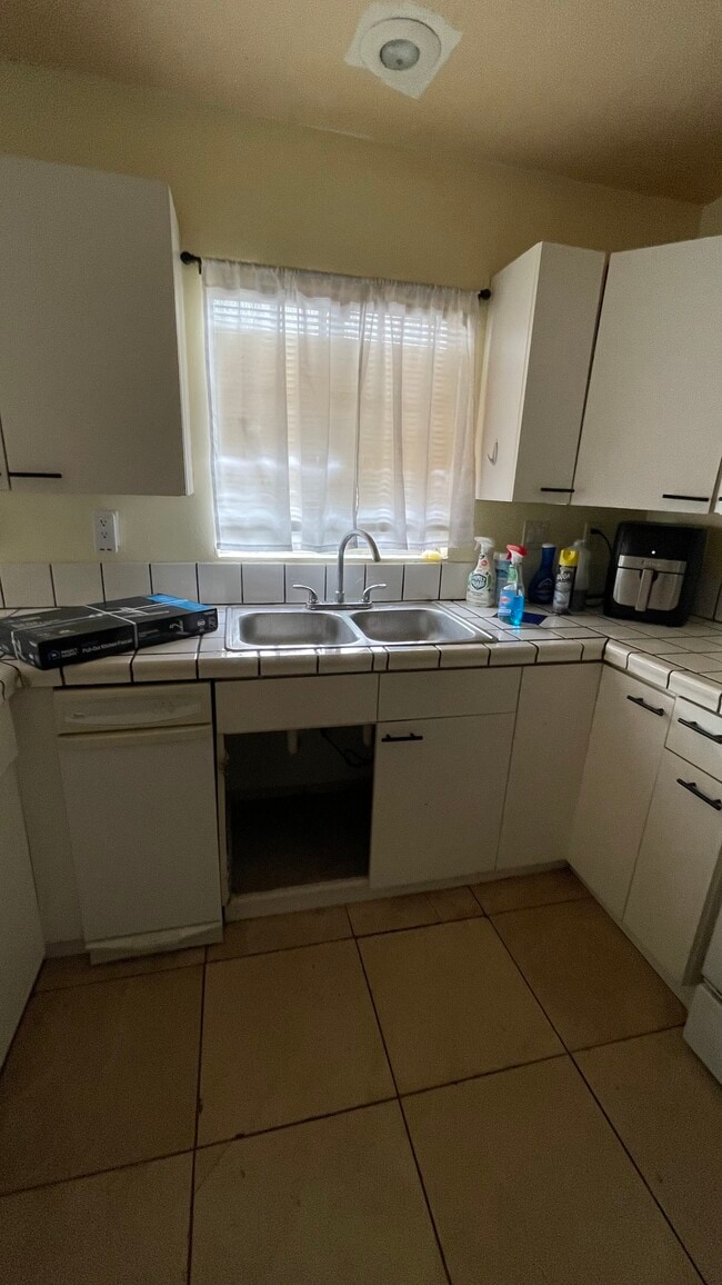 Kitchen - 13947 Meadow Ln