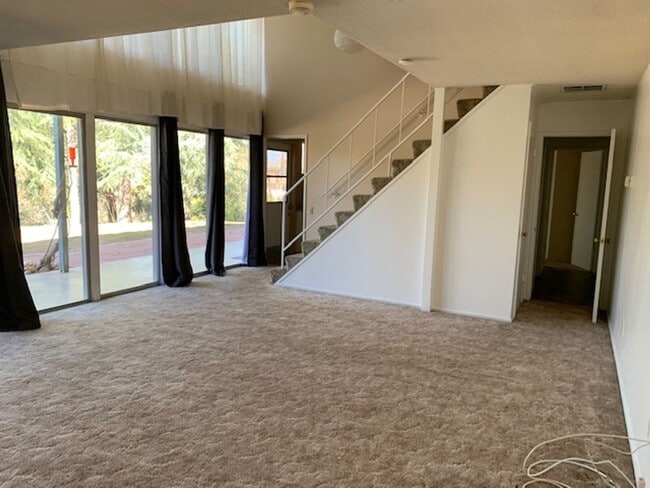 Building Photo - Spacious Duplex in South Redlands with Pool Access