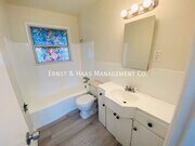 Photo - 1442 E 4th St