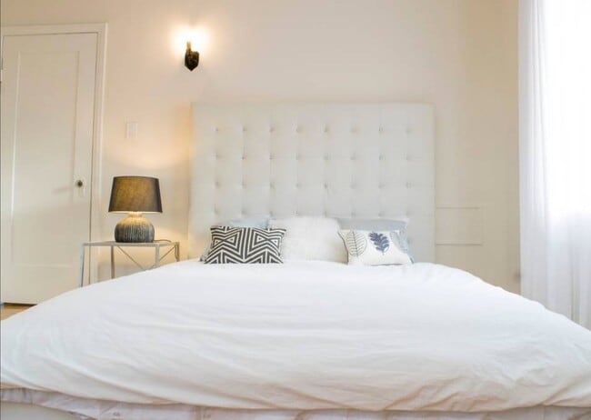 Building Photo - Curson Ave Apartments By The Grove Unit 447 3/4