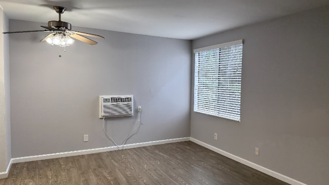 Building Photo - 7044 Hawthorn Ave