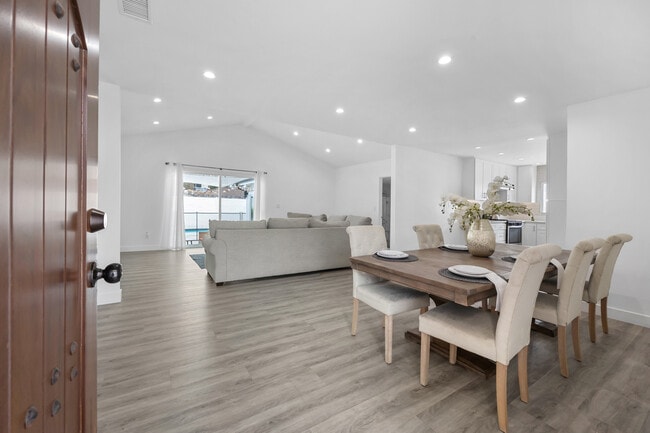 Photo - 18015 Collins St