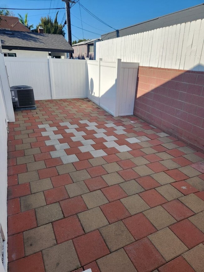 Photo - Miracle Mile 3bed/2 bath House with two Gated Yards for Lease!