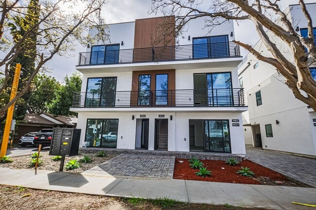 Building Photo - NEW CONSTRUCTION LUXURY 4 BED TOWNHOMES WITH ROOF DECKS Unit #11810 1/2