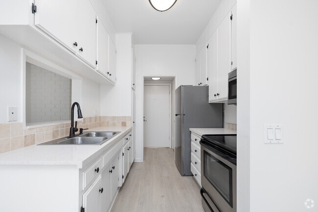 1BD, 1BA - 650SF - Kitchen - 1450 Midvale