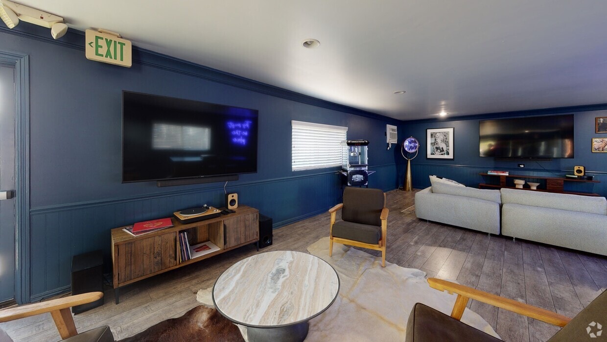 3D Tour - Hollywood Backlot Bungalows