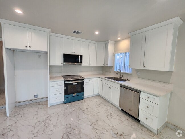 Building Photo - 9322 Cayuga Ave Rental