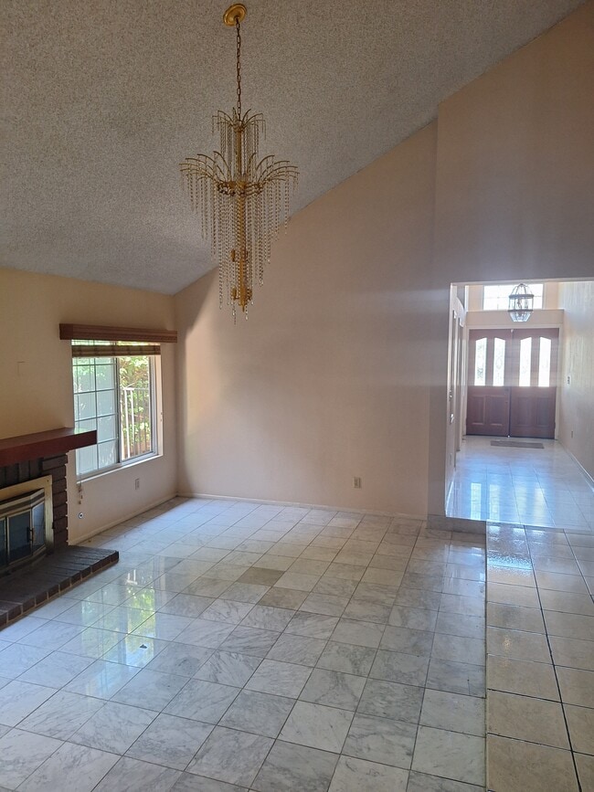 Living room - 14900 Simonds St