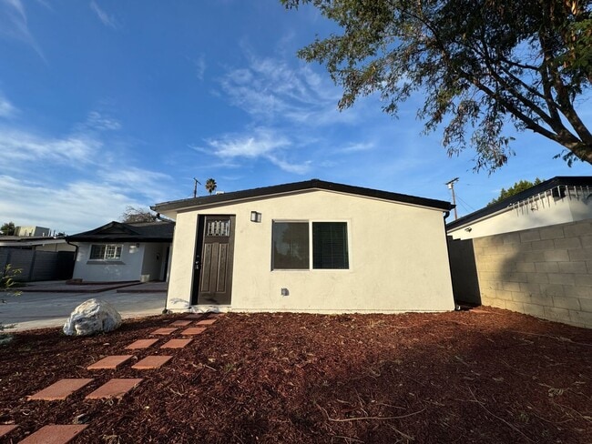Building Photo - Brand New and Stunning 1+1 Reseda ADU Rental