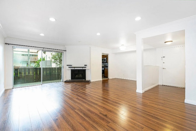 Photo - 14990 Victory Blvd