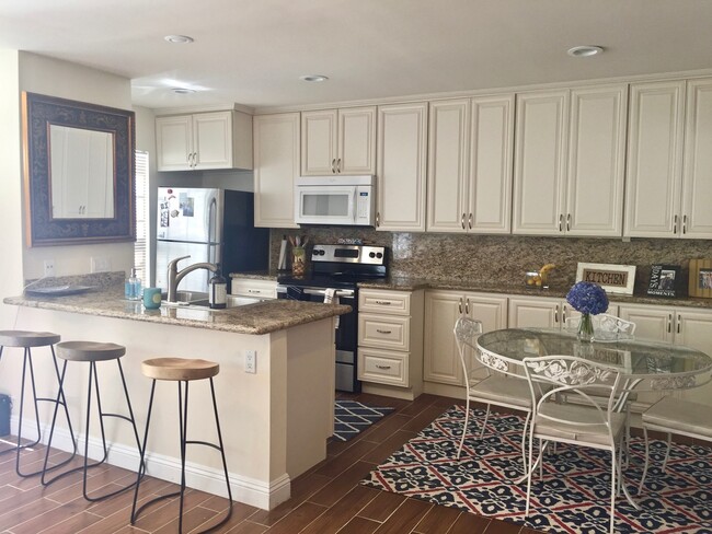 Building Photo - Luxury One Bedroom Apartment in La Jolla Village! Shared Garage Parking! AC! Washer & Dryer! Unit 3