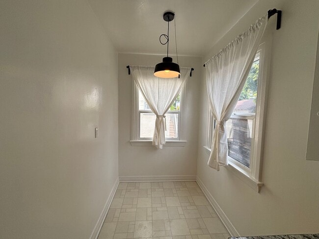 Building Photo - 2809-2821.5-28215 Rowena Ave Unit 2815