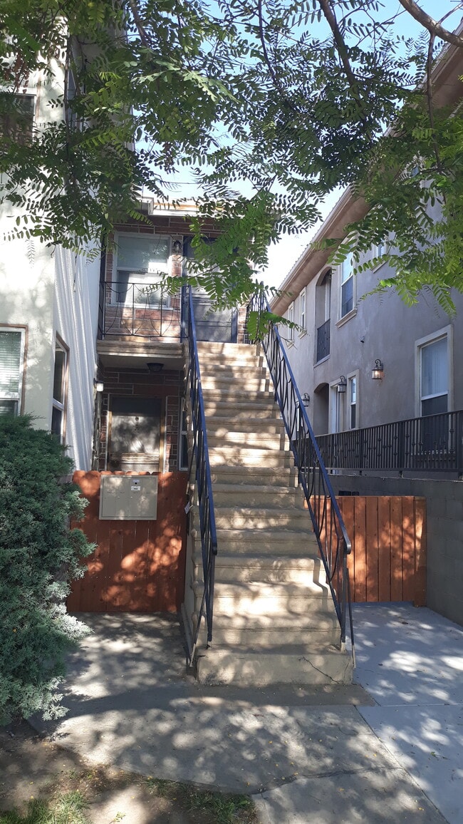 Building Photo - 1420 N Hollywood Way Unit A