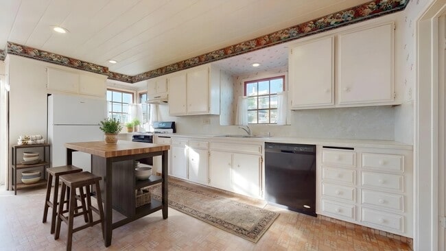 Photo - 2125 Manhattan Ave