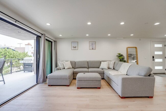 Photo - 827 Island Ct