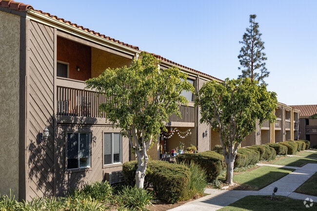 Building Photo - Town And Country Apts