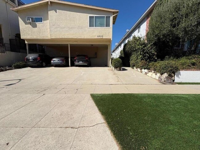 Building Photo - 11719 Mayfield Ave Unit 1