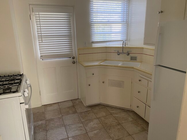 Building Photo - 449 San Vicente Blvd Unit 4 Rental