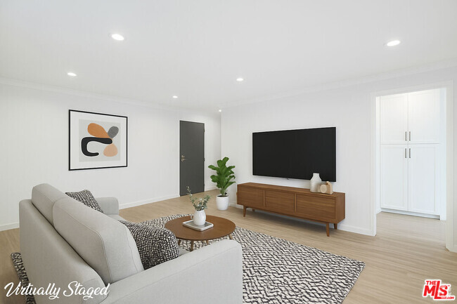 Building Photo - 960 Larrabee St Unit 214 Rental