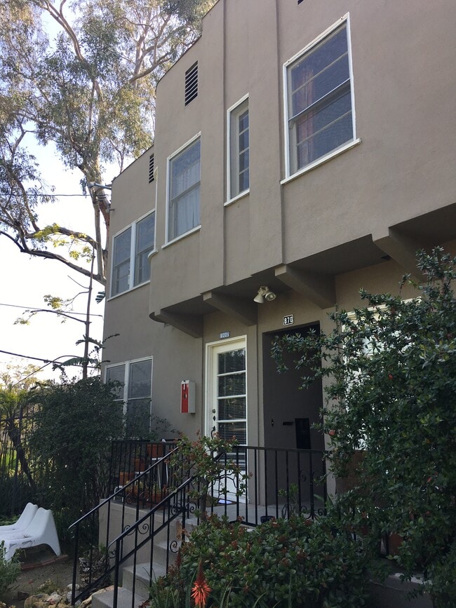 Photo - 870 N Occidental Blvd Unit 870 2