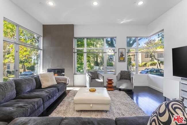 Photo - 900 N W Knoll Dr Unit 3