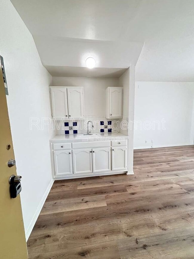 Building Photo - 611 Normandie Ave Unit 49