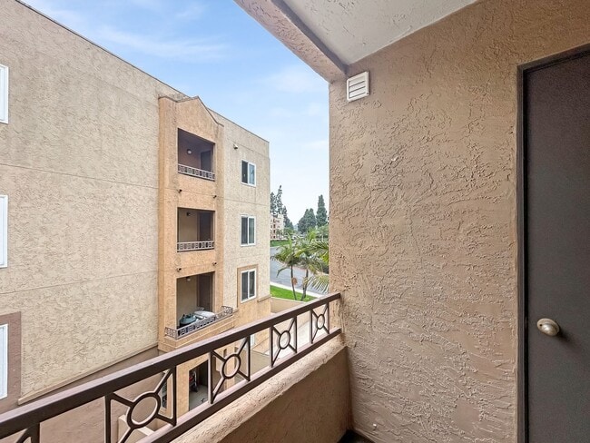 Photo - Modern 2B/2BA Condo with Balcony & Ameniti... Unit 6303