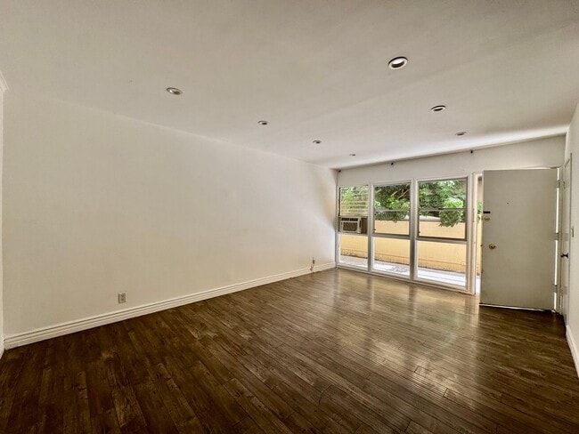 Photo - 337 Rexford Dr Unit 337 S Rexford Dr 2
