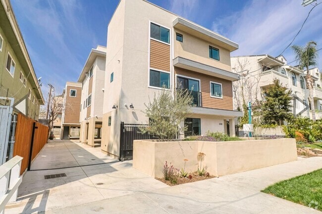Building Photo - Newly built 4 bed/4 bath townhome in a 6-u... Unit 5259