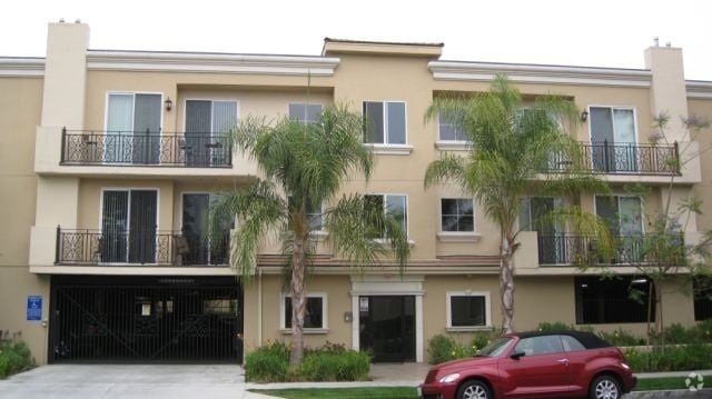 Building Photo - 5422 Hermitage Ave Unit 204 Rental