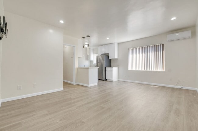 Building Photo - Spacious 1 Bedroom Apartments with Parking - Noho Arts District Unit #4
