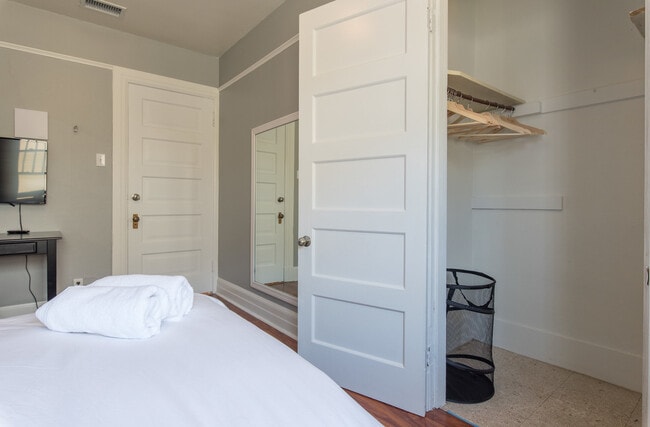 Photo - 1023 W 24th St Unit Room A