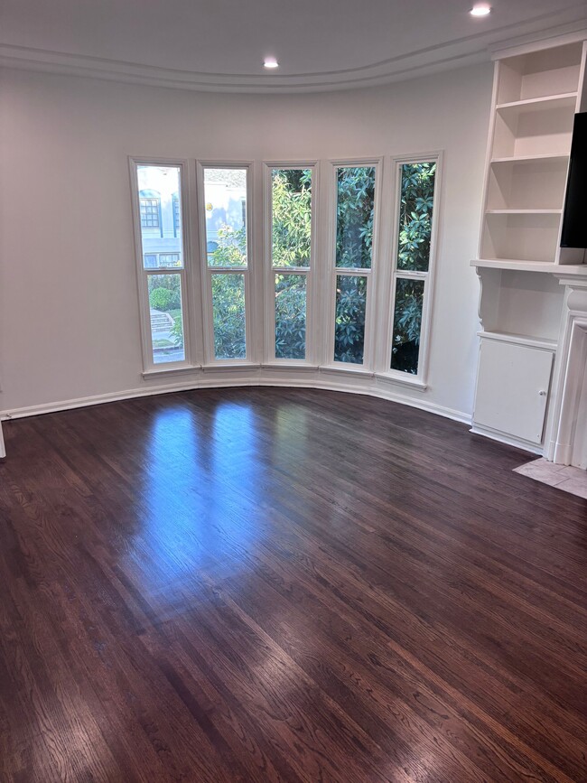 Building Photo - 601 Hauser Blvd Unit 2
