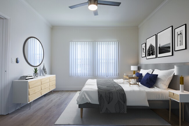 Building Photo - 5200 @ Hollywood