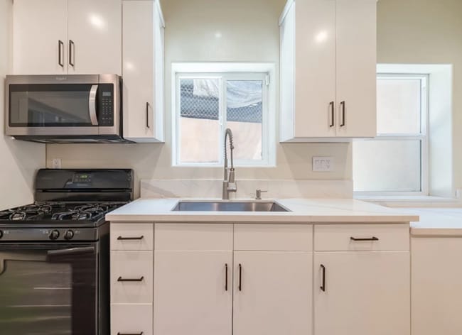 Photo - 3258 1/2 Dundas St.