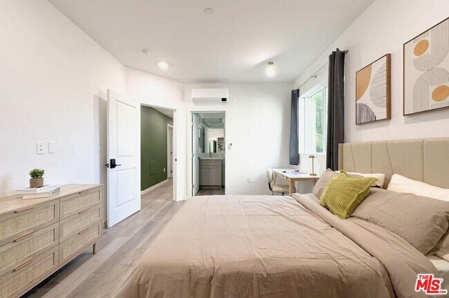 Photo - 3124 W 11th St