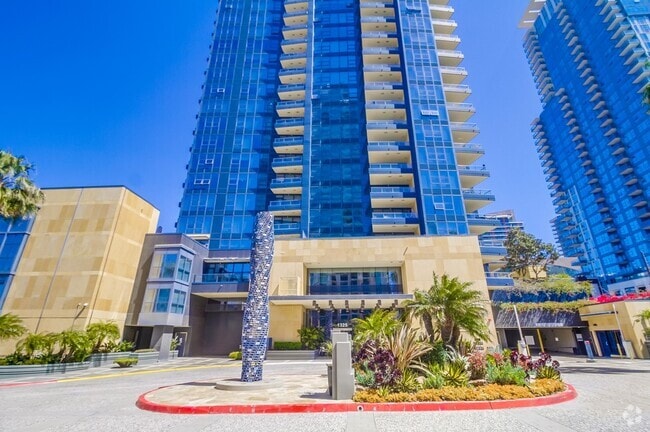 Building Photo - 1325 Pacific Hwy Unit 2606 Rental