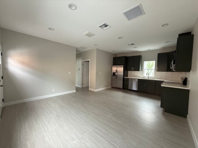 Photo - 323 S Kroeger St