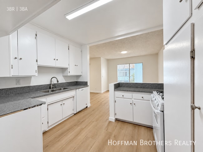 Photo - 6035 Whitsett Ave Unit 208