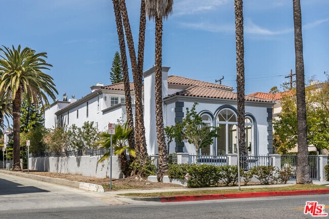Building Photo - 107 N Doheny Dr Rental