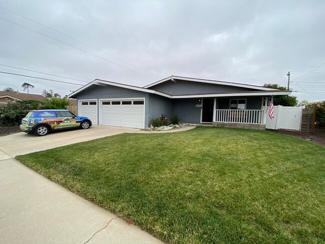 Building Photo - Custom Home in Country Club Estates!