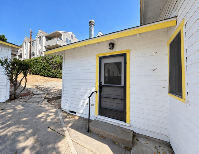 Building Photo - 1339 E Santa Clara St Unit 1339