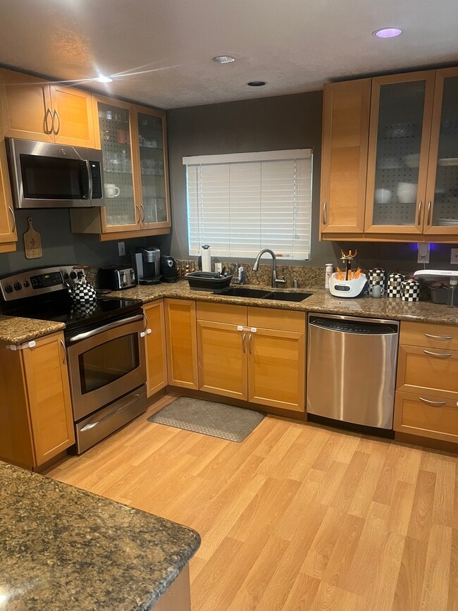 Building Photo - 5543 Adobe Falls Rd Unit 3