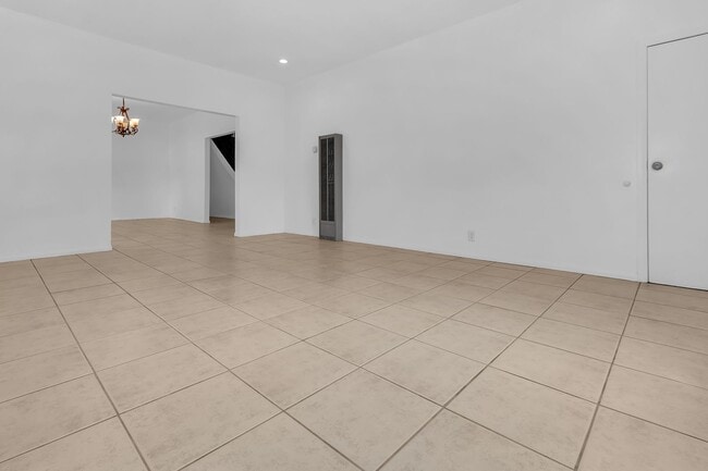 Photo - 915 E 91st St Unit 915